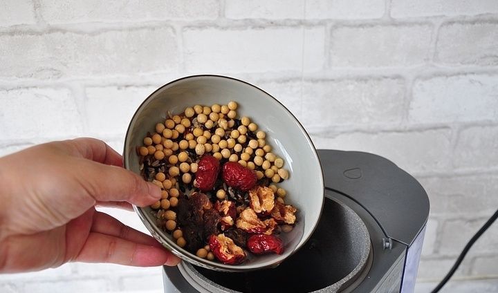 明天早上就喝它!一种豆浆四样料,味道清甜特别香,喝一周也不腻