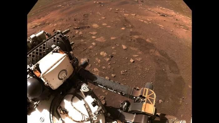 NASA“毅力号”传回首张在火星上的足迹照