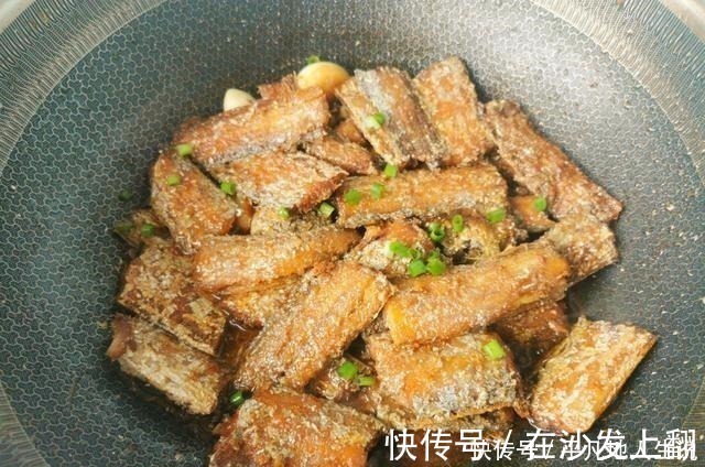 带鱼好吃有窍门,记住这3点,鱼肉鲜嫩无腥味,不松散不油腻