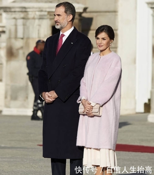 莱蒂齐亚 这才是西班牙王后的真实力,一天换3套穿搭,中式长裙最适合她!