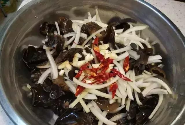 木耳和它是绝配,成本不到5块钱,吃一次相当于给肠道做个大扫除