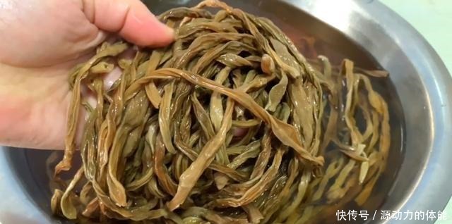 碰到此菜别手软,一次多存些,晒干放冰箱囤起来,上锅一蒸比肉香!