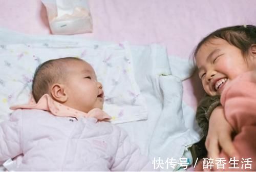 暖心|哥哥写作业太无聊,将妹妹拎桌上当“吉祥物”,相处画面超暖心