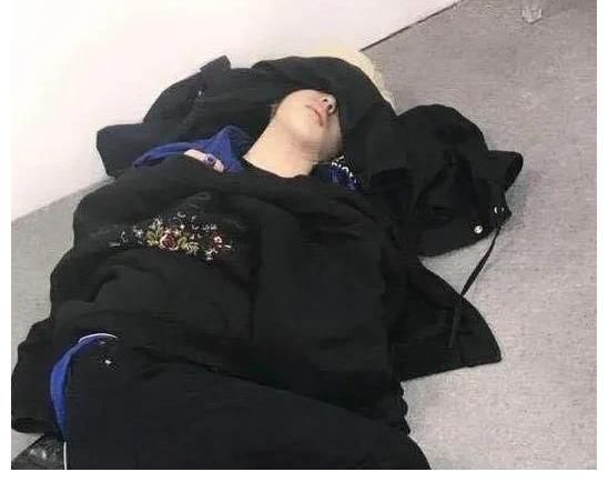 “跑男”成員的睡姿，蔡徐坤席地而睡，李晨搞笑，baby太美了