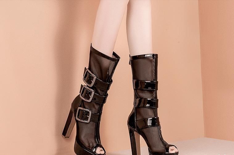 高跟鞋给你强大的气场，穿上脚hold住全场，人群中你就是女王