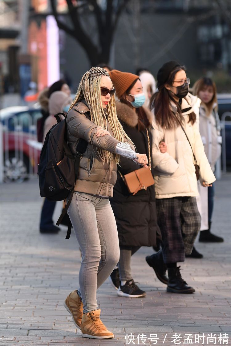 时尚 街拍:美女七分长裤露出脚踝,搭配一双运动鞋,青春时尚的感觉!