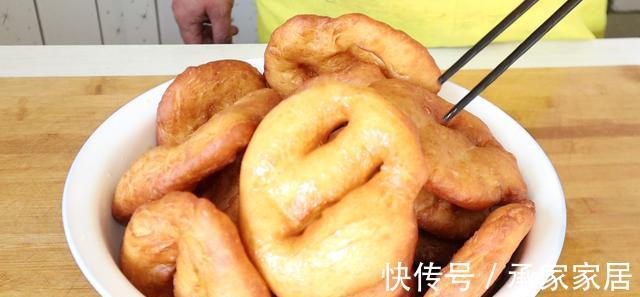 配方|我家祖传三代做油饼配方，好吃又松软，放半个月都不硬，太香了