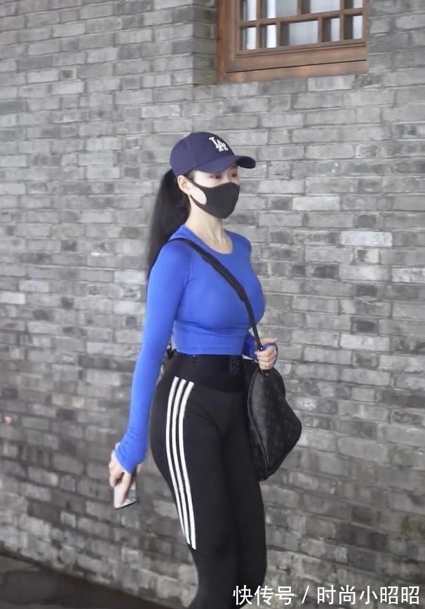 街头 街头的“瑜伽裤”造型,有活力,又显得气场十足!
