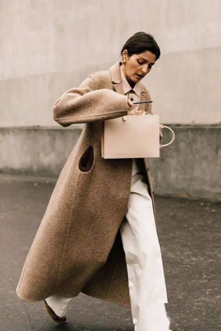 不管是大衣还是羽绒服，尽量别穿这3个“颜色”，不耐看也不耐穿