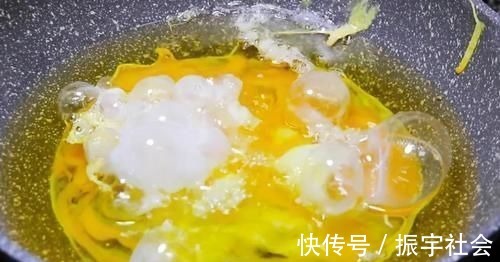 把鸡蛋整个倒进油锅里，瞬间变美食，许多人一直没有吃过，真解馋
