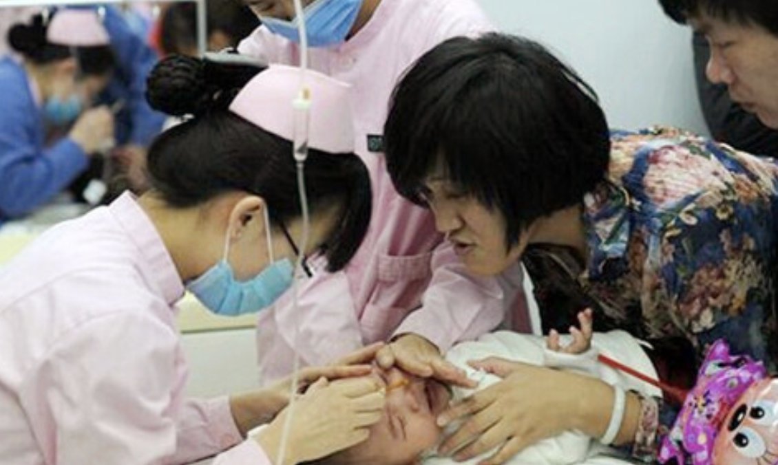 萌娃|“霸气萌娃”在医院走红,双手交叉视察工作,网友:领导范十足