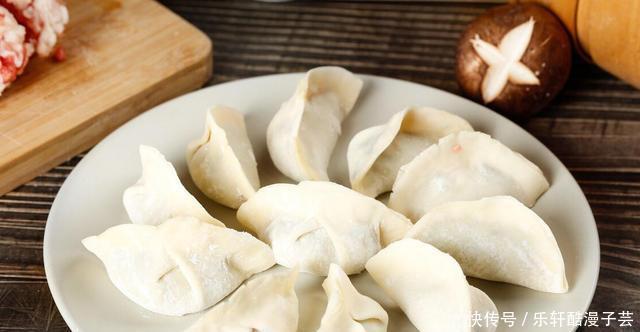 茴香猪肉馅|用茴香包饺子,万不可直接包,多加1步,茴香更翠绿,饺子更鲜香