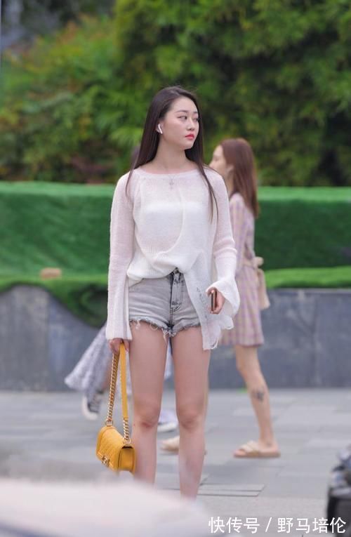 大长腿|轻熟优雅的大姐姐,时尚穿搭针织衫搭配牛仔短裤,减龄更显女神范