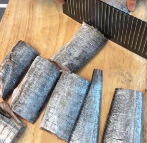 肉质|炸带鱼，别再裹面糊了！大厨教你这一招，酥脆鲜香肉质嫩滑不回潮