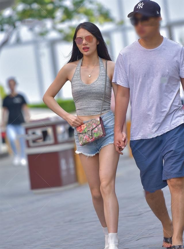 靓丽闪耀的打底裤穿出别样风采，提升整体形象，纯洁无瑕