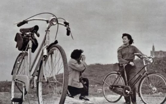 80年代一辆凤凰牌自行车,相当于现在多少钱?很多人不知道 80年代一辆凤凰牌自行车,相当于现在多少钱?很多人不知道