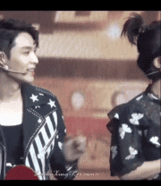 擂茶 杨紫说擂茶难磨,张艺兴拍了她一次背四次手鼓励,还说:我帮你弄