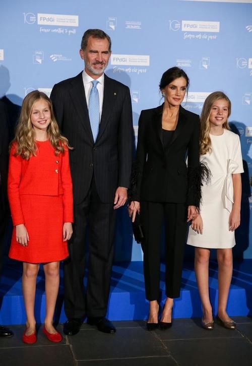 西班牙|真正的贵族穿搭都简约，看西班牙公主莱昂诺尔，穿红色套裙真高级