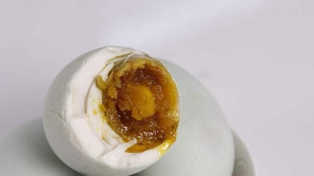 腌咸鸭蛋时，只加盐就错了，多加点“它”，蛋黄流油，蛋白软糯