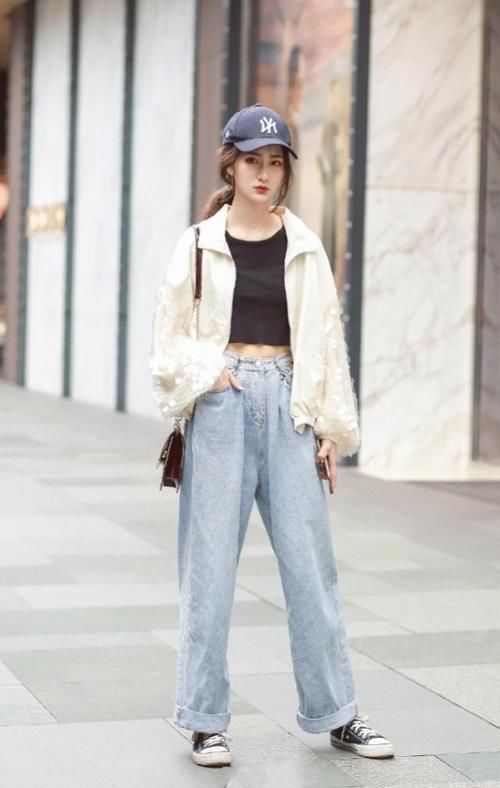 路人街拍,小姐姐选择超短裤,活力十足而且清爽又大方