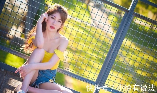 一字肩 黄色一字肩上衣搭配牛仔短裤,清凉的同时带来清新靓丽的视觉感受!