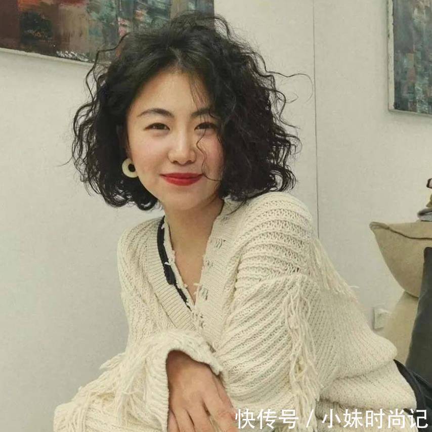 纹理烫|五六十岁的女人,建议过年烫发就选这三种发型,洋气减龄又显气质