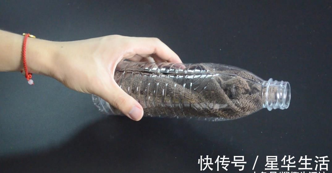 把毛巾塞进矿泉水瓶, 解决了一大堆人出游遇到的难题, 赶紧试一试