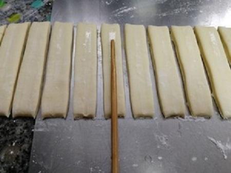 爱吃油条收藏了，教你一招，早上只需几分钟，热腾腾的油条出锅