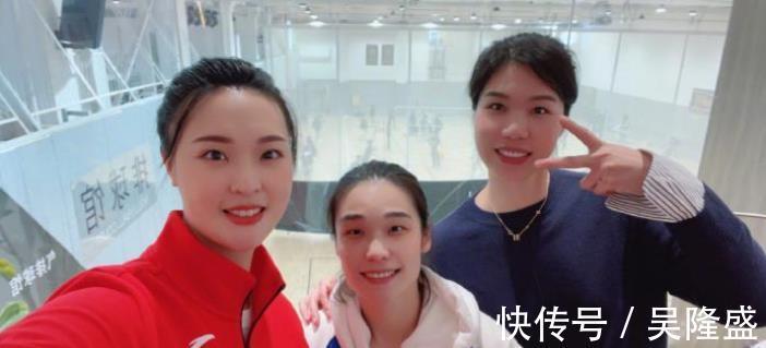 中国女排|女排三奥运冠军同框！惠若琪林莉聊到凌晨，回忆往事搞怪合影