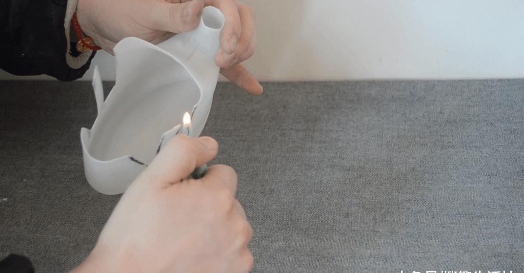 洗衣液瓶子别扔了, 简单剪几刀, 放在厨房这样用, 人人见了都夸好