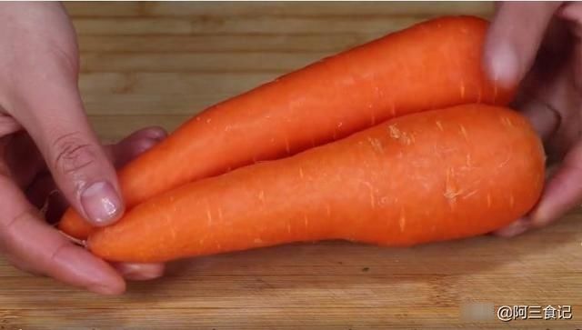 胡萝卜切成丁，淋上2个鸡蛋筷子搅一搅，营养又解馋，出锅比肉香