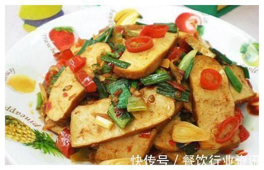 小炒香干|酸辣肉片菜心、蒸扒鸡、小炒香干、尖椒熘肥肠的做法