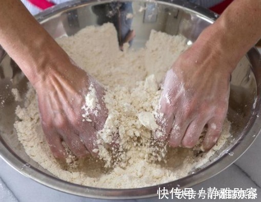 油条一凉就发硬?原来是和面手法错了,教你这样做,油条松软好吃