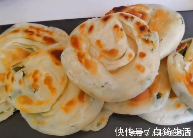 早餐别再吃油条了,1块钱饺子皮,一擀一卷,5分钟解决全家人早餐