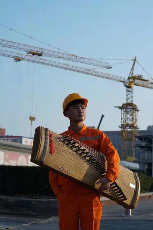国庆节#建筑工地“古筝侠”：与脚手架为伍的98年小伙，弹出“侠义江湖”