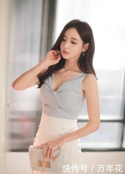 街拍|楚楚动人的小姐姐,搭配紧身裙,美得一点也不会掉范!