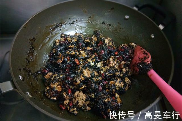 美味|黑芝麻核桃红枣糕，甜而不腻，营养美味，做法超简单