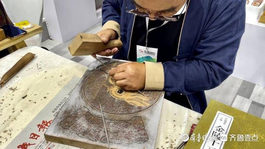杨家埠|烙画、鲁绣、木版年画……能工巧匠来袭，文旅博览会上秀“非遗”