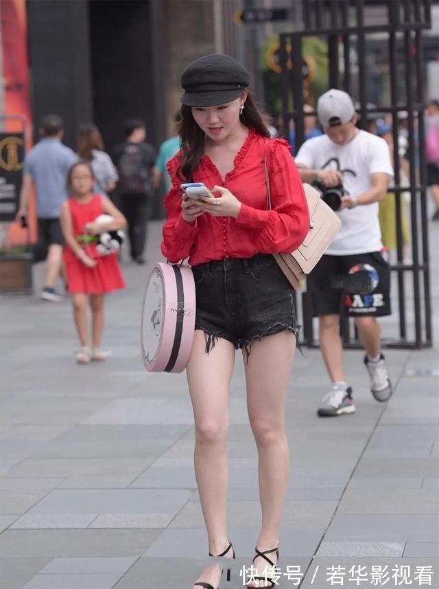 灰色 黑色无袖上衣搭米色打底裤，高级又优雅的配色，都市女性必备穿搭