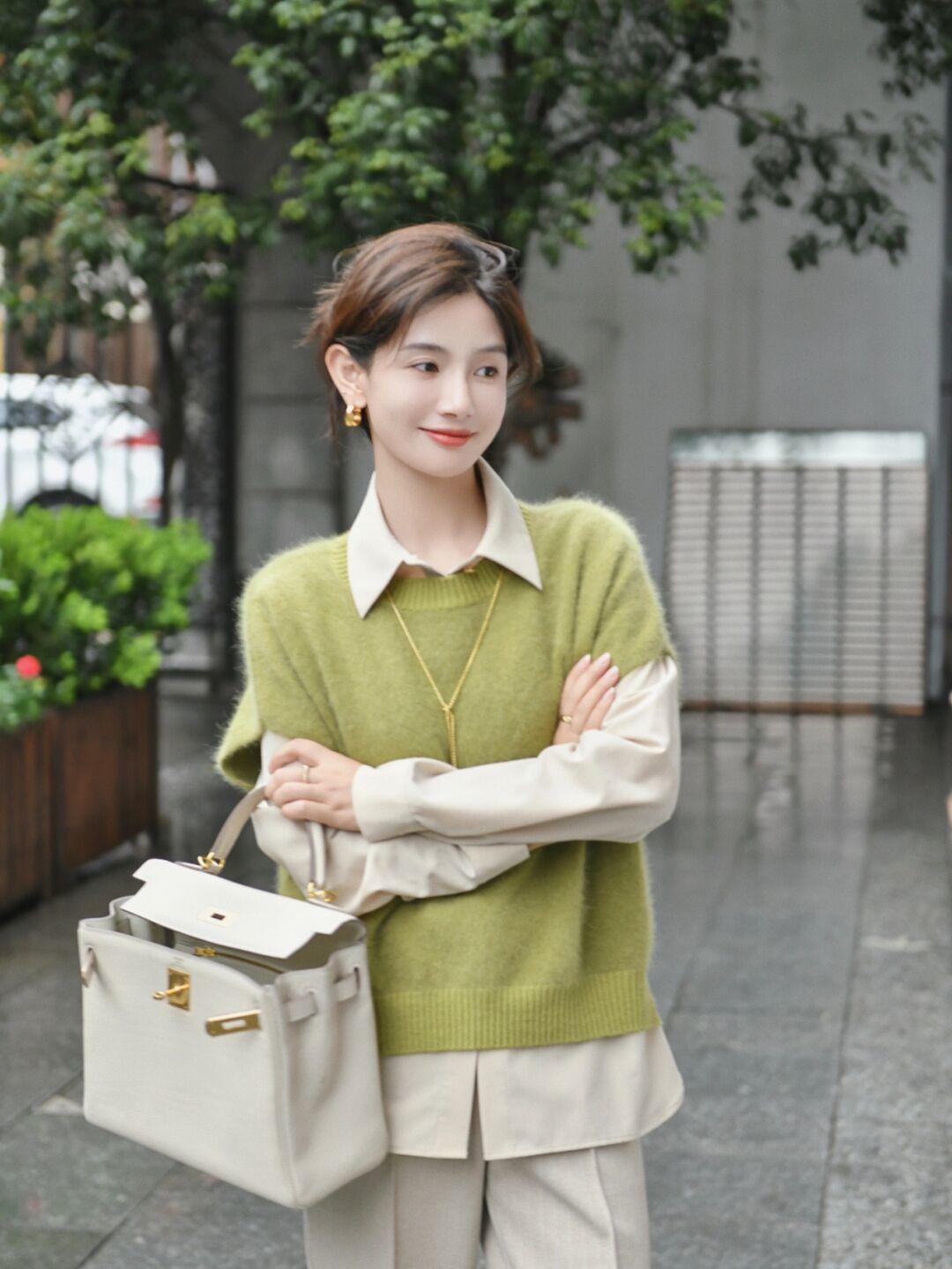 毛呢大衣|轻熟女性会穿“针织衫”更优雅,学会这几个搭配技巧,简约又洋气