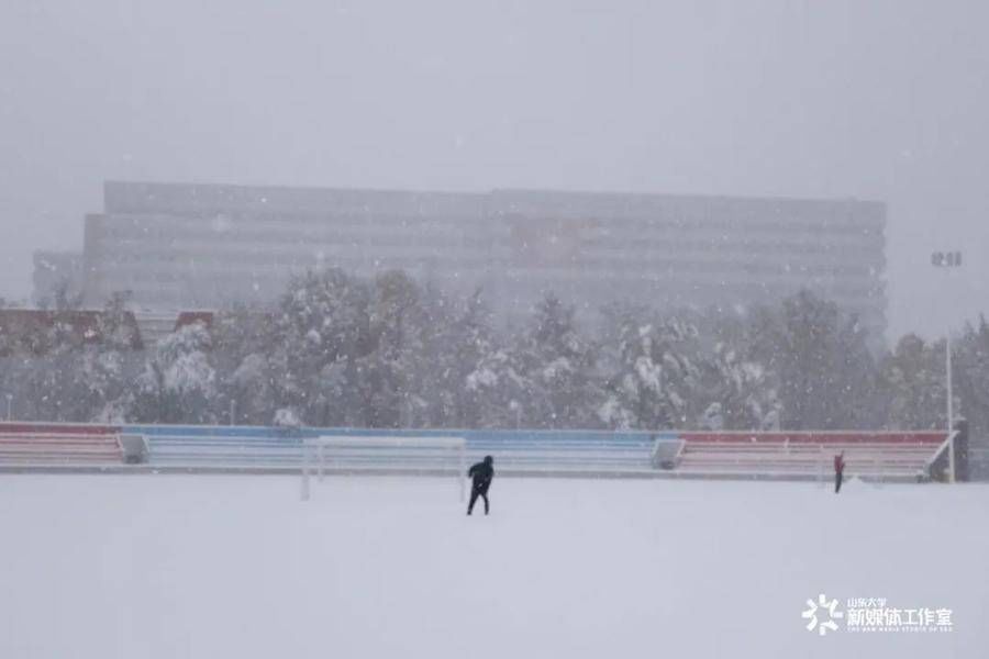 大雪|大雪虽美也让出行变难，扫雪除冰！山大师生两小时清出安全通道