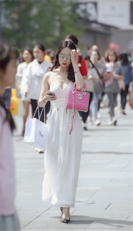  气息|街拍微胖身材的小姐姐，秀出青春活力范，尽显青春迷人气息