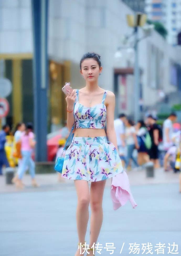 小姐姐脚上搭配着一双浅绿色的尖头高跟鞋,带着青春的味道