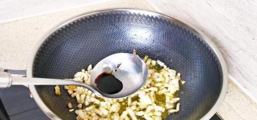 饭店最火的这道菜，教你在家做出来，全家人都抢着吃，超级下饭