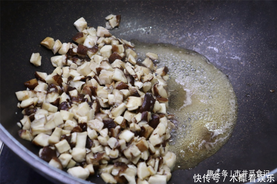 香菇|自制香菇肉丁酱,拌啥都好吃,20元成本做一大碗,不用去超市买了