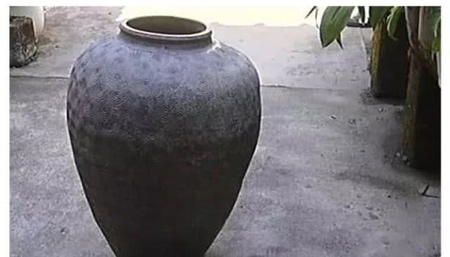 乡亲|他当皇帝后送家乡人18缸咸菜，乡亲扔了17缸，倒出来一看后悔不已