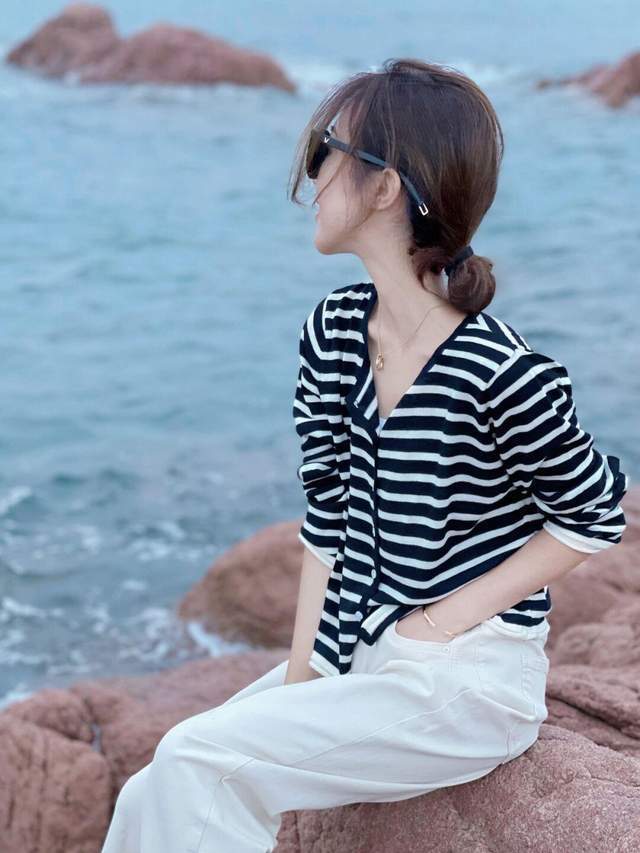 下半身|气质不分年龄,蕾丝小开衫+卡其色短裤,性感又有女人味