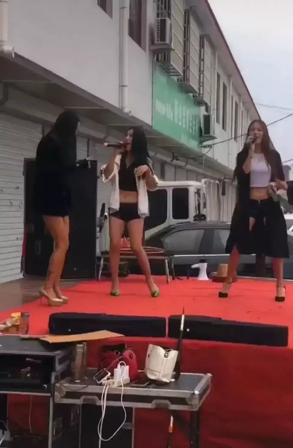 一商鋪開業，老板邀請歌舞表演團隊活躍氣氛，場面一度尷尬