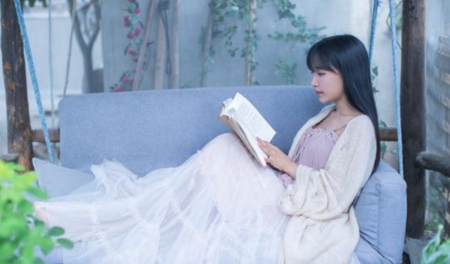 曬曬李子柒住的豪宅,四周全是農(nóng)田植物,生活在這里仿佛世外桃源