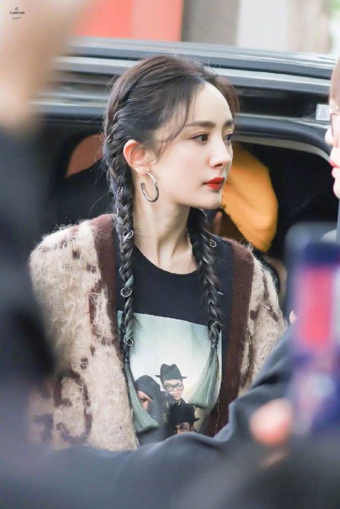 回复|张萌就是拉壮丁来的吧?这不,当个主持人也不忘去要杨幂的微信!